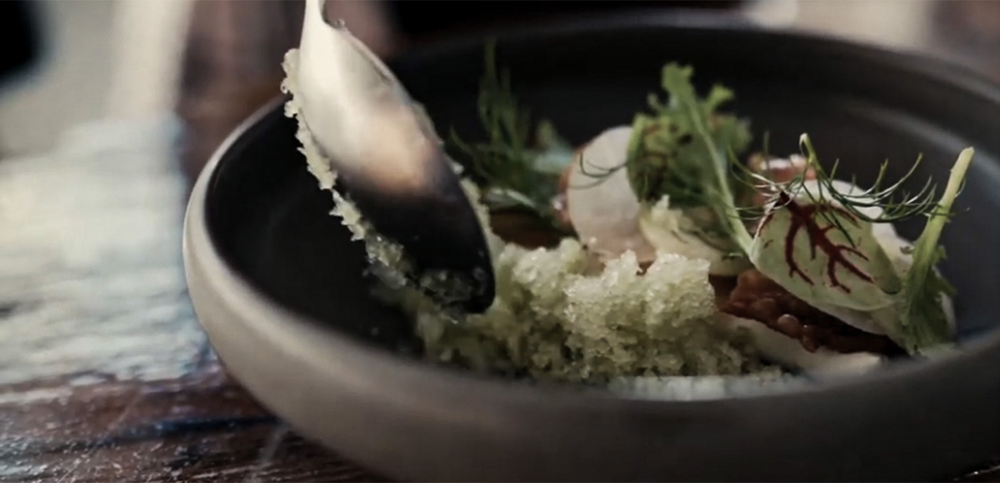 Teller im Restaurant Aro