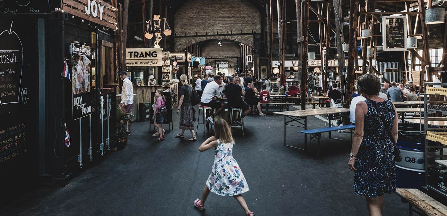 Storms Pakhus kleines Mädchen in einem Kleid
