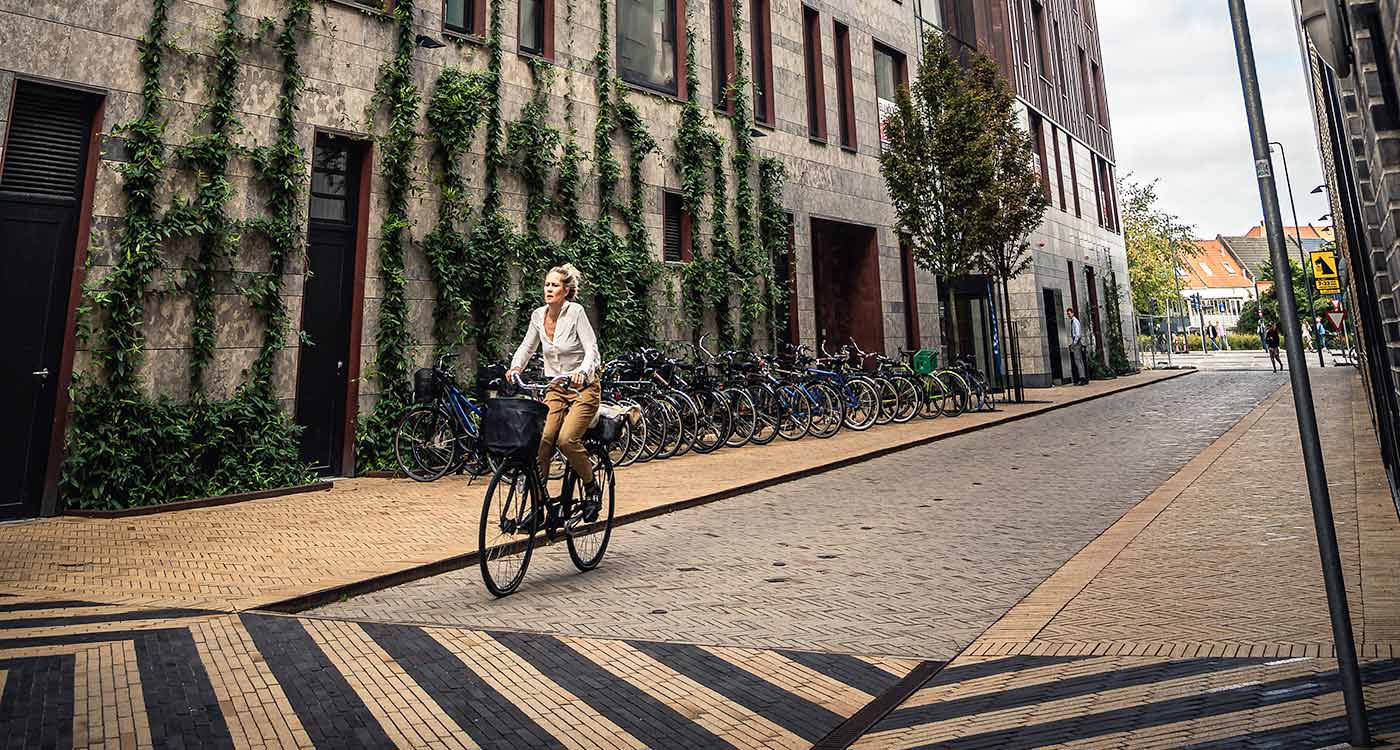 pige-paa-cykel-i-carl-nielsen-kvarteret