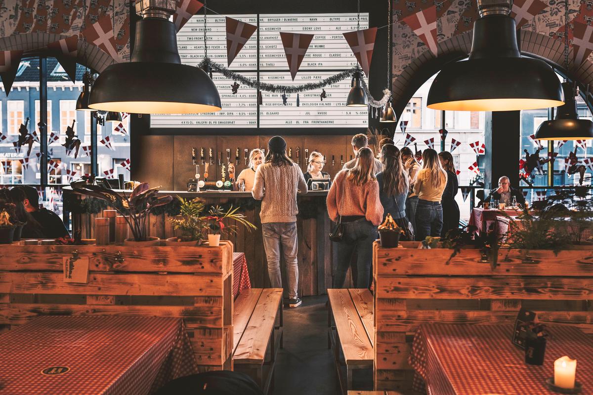 Gæster på Anarkist Beer & Food Lab i Odense