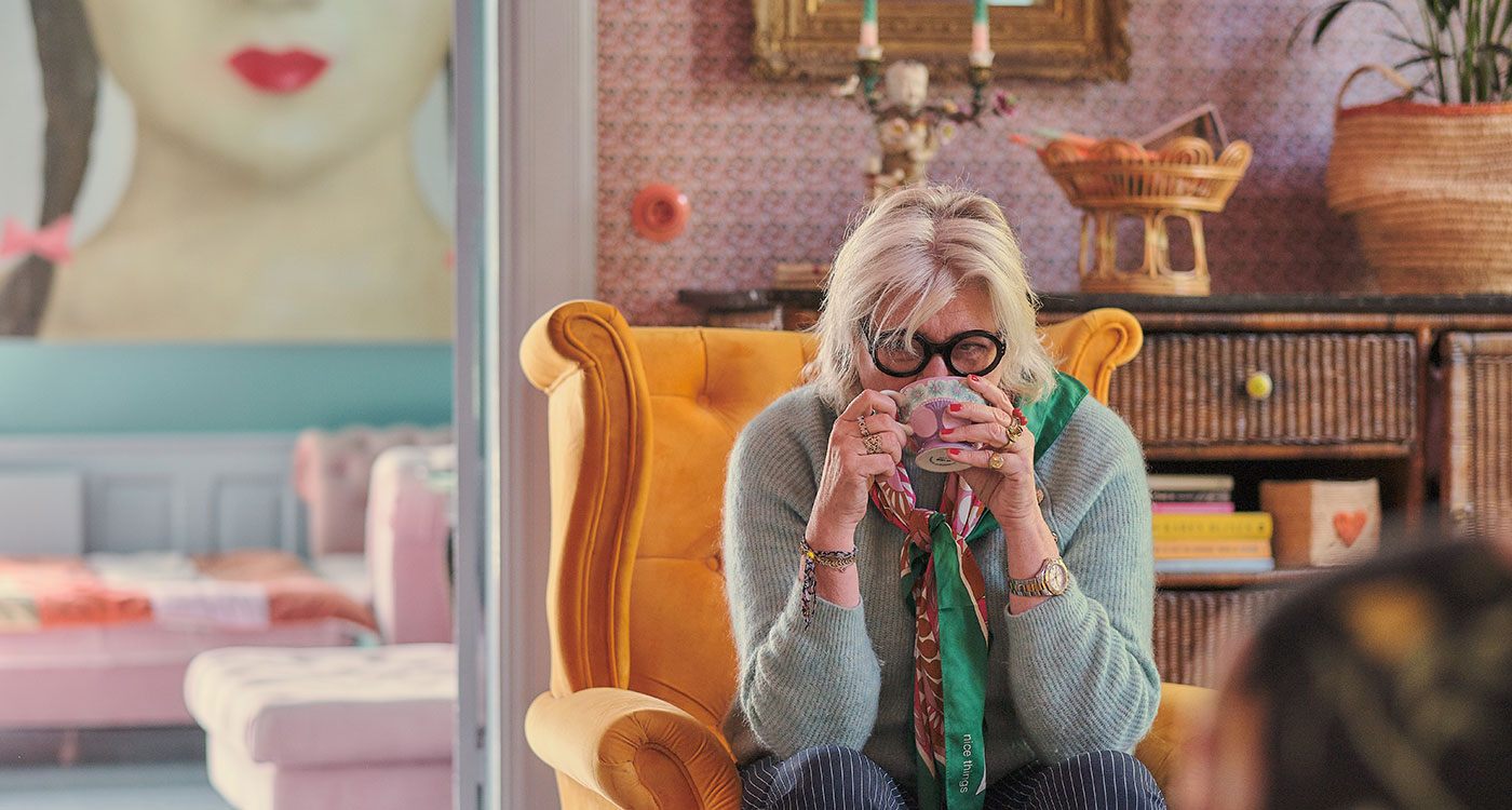 Charlotte drikker kaffe