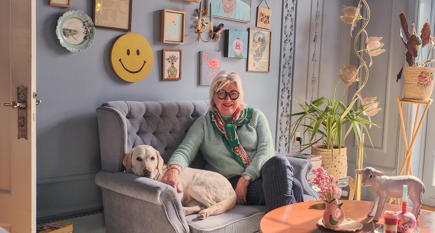 Charlotte Gueniau med labrador i sofa_bred