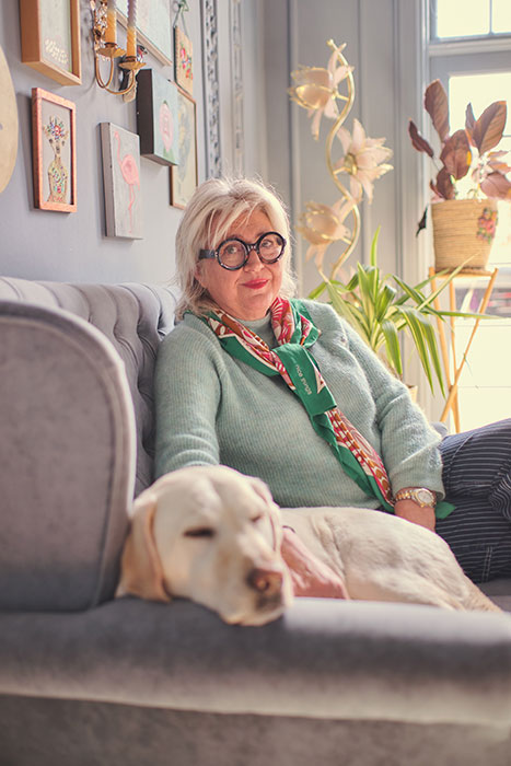 Charlotte Gueniau med labrador i sofa