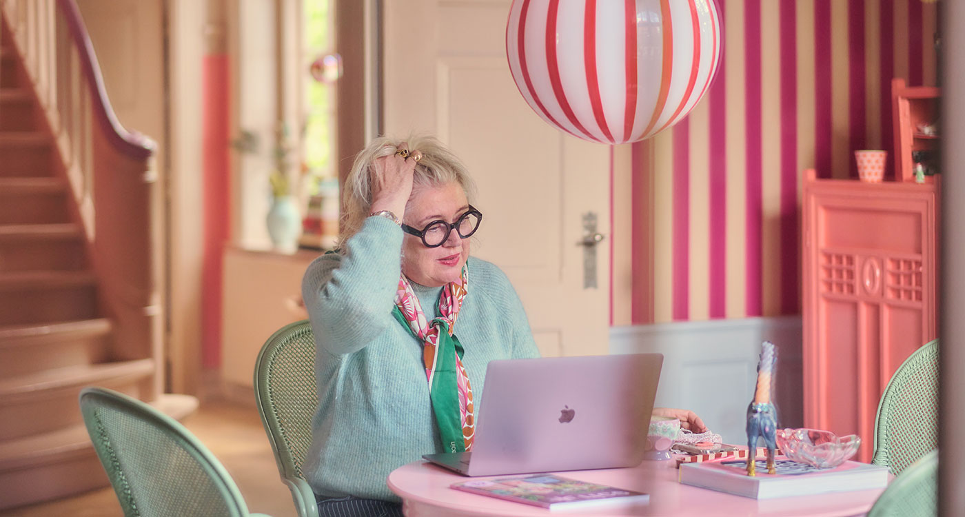 Charlotte arbejder på pc