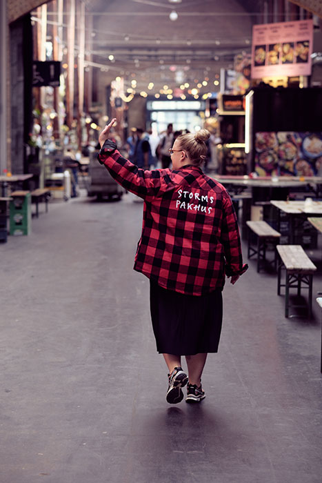 Helene Ottosen med ryggen til i Storms skjorte