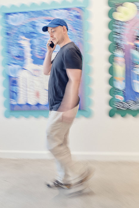 Jonathan Kvium taler i telefon_hoejkant