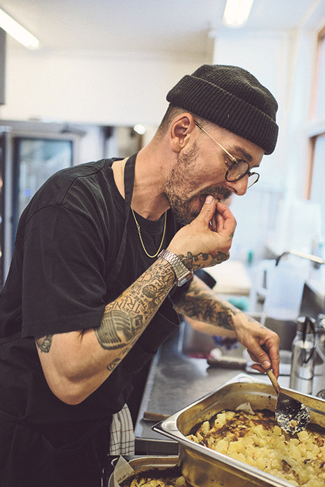 Mads Herskind smager på maden_hoejkant