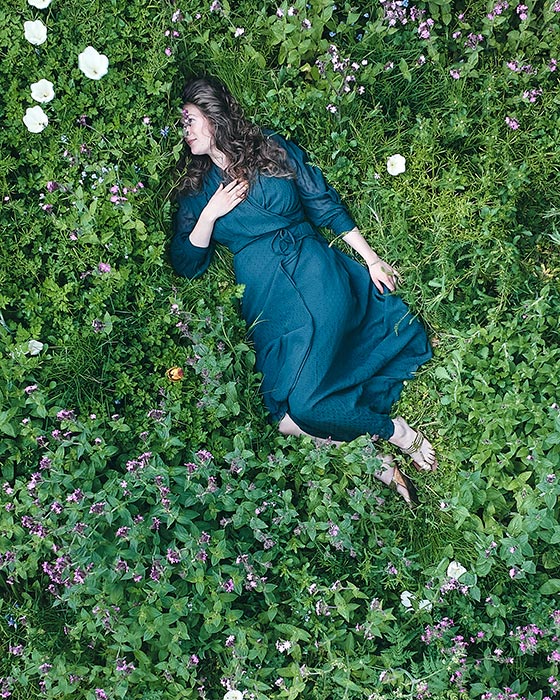 Nathalie ligger i graesset_hoejkant