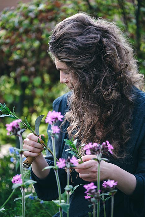 Nathalie Dahl samler blomster