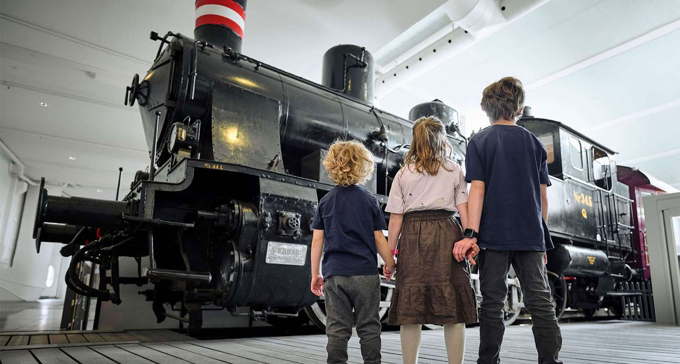 tre børn på jernbanemuseet