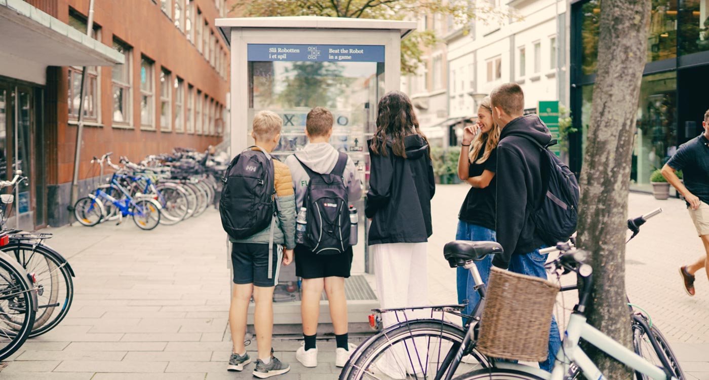 Kryds og bolle robot i gågaden