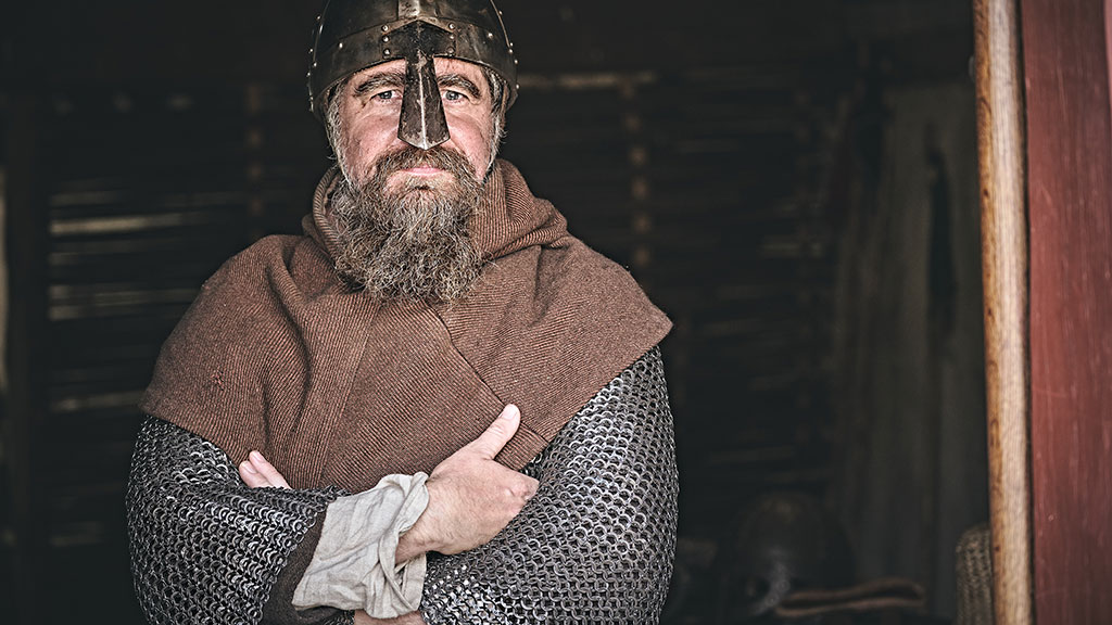 Viking med arme over kors