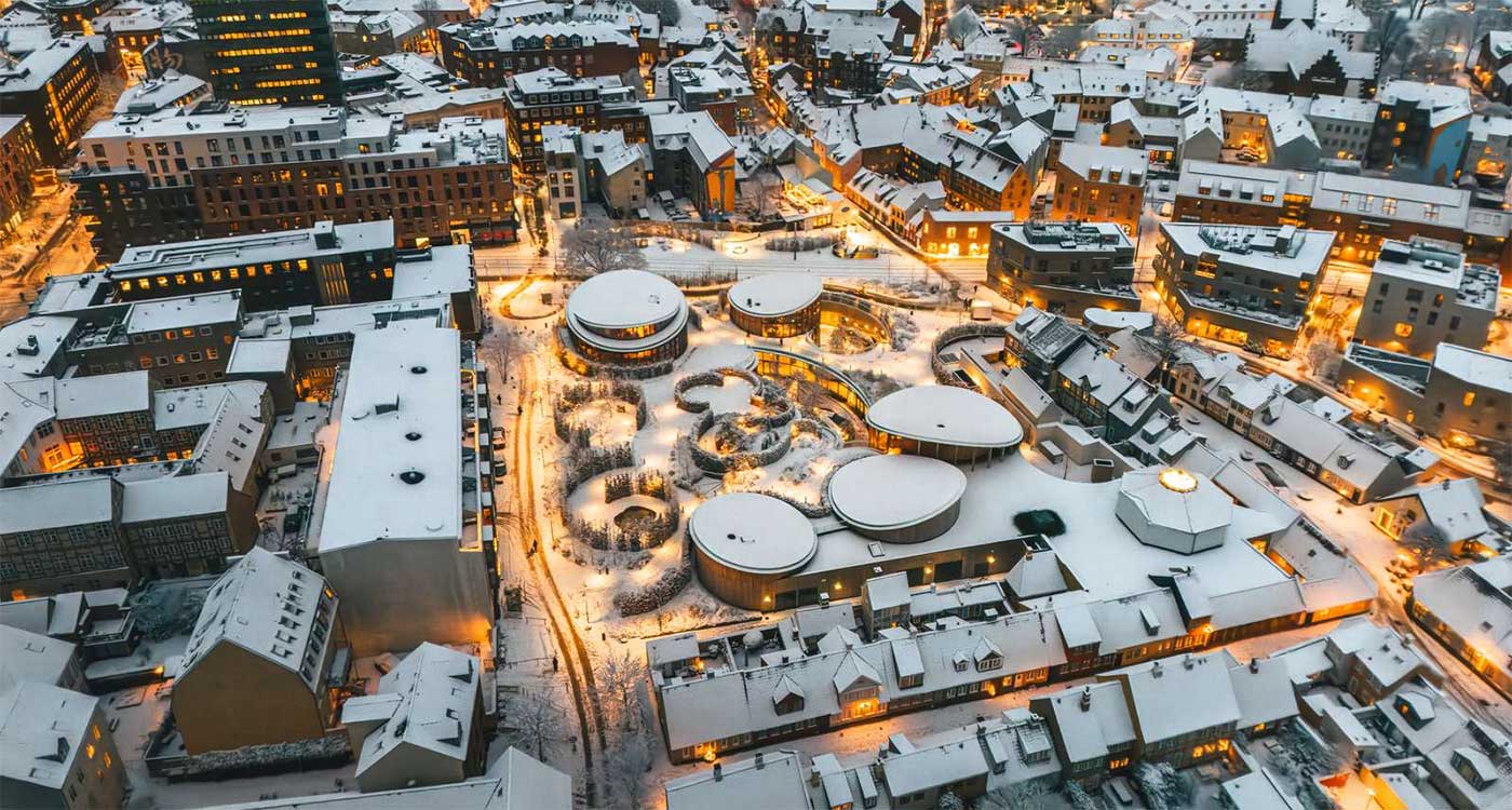dronefoto den gamle bydel vinter og sne