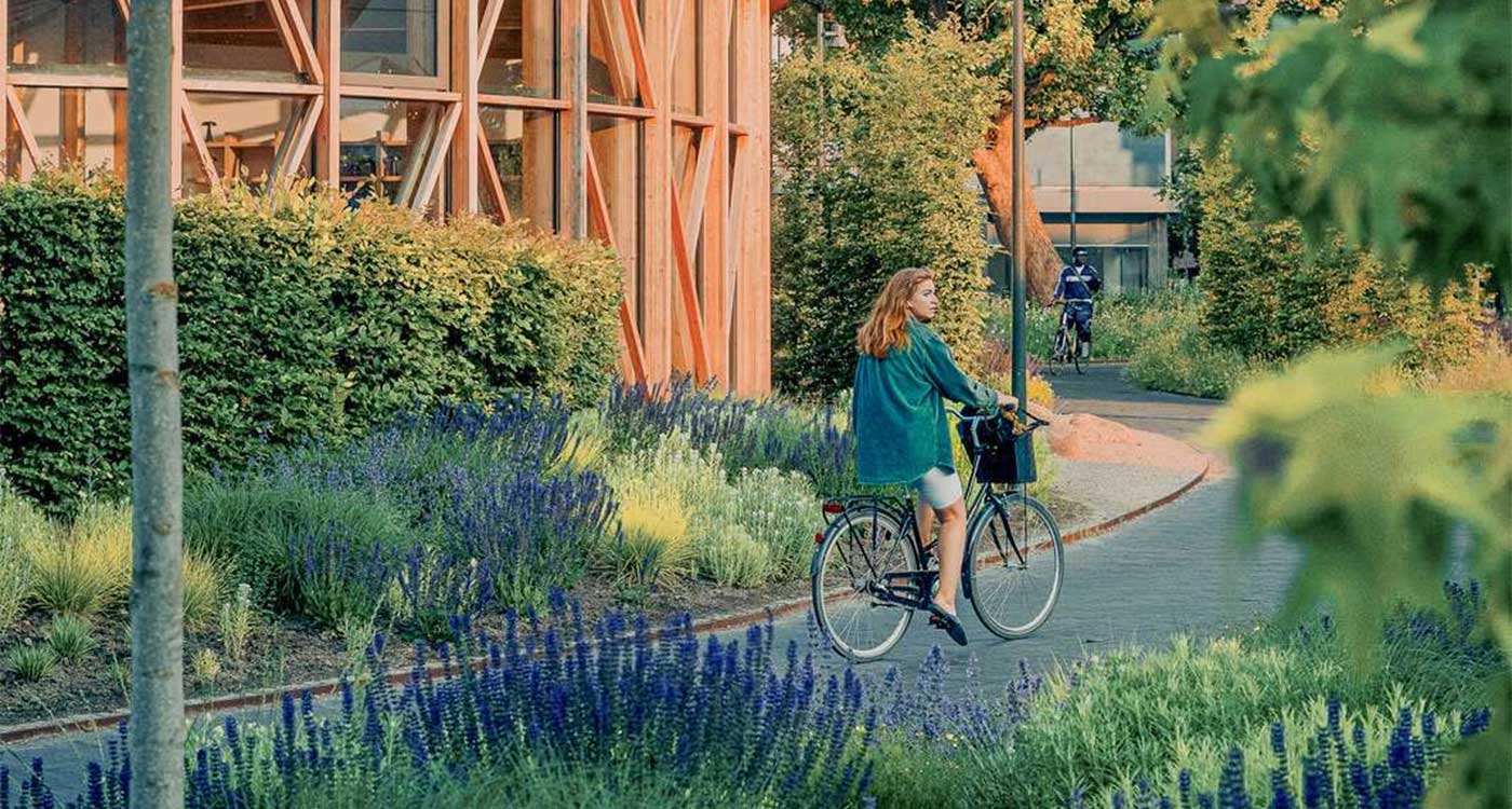 Pige på cykel ved hca hus