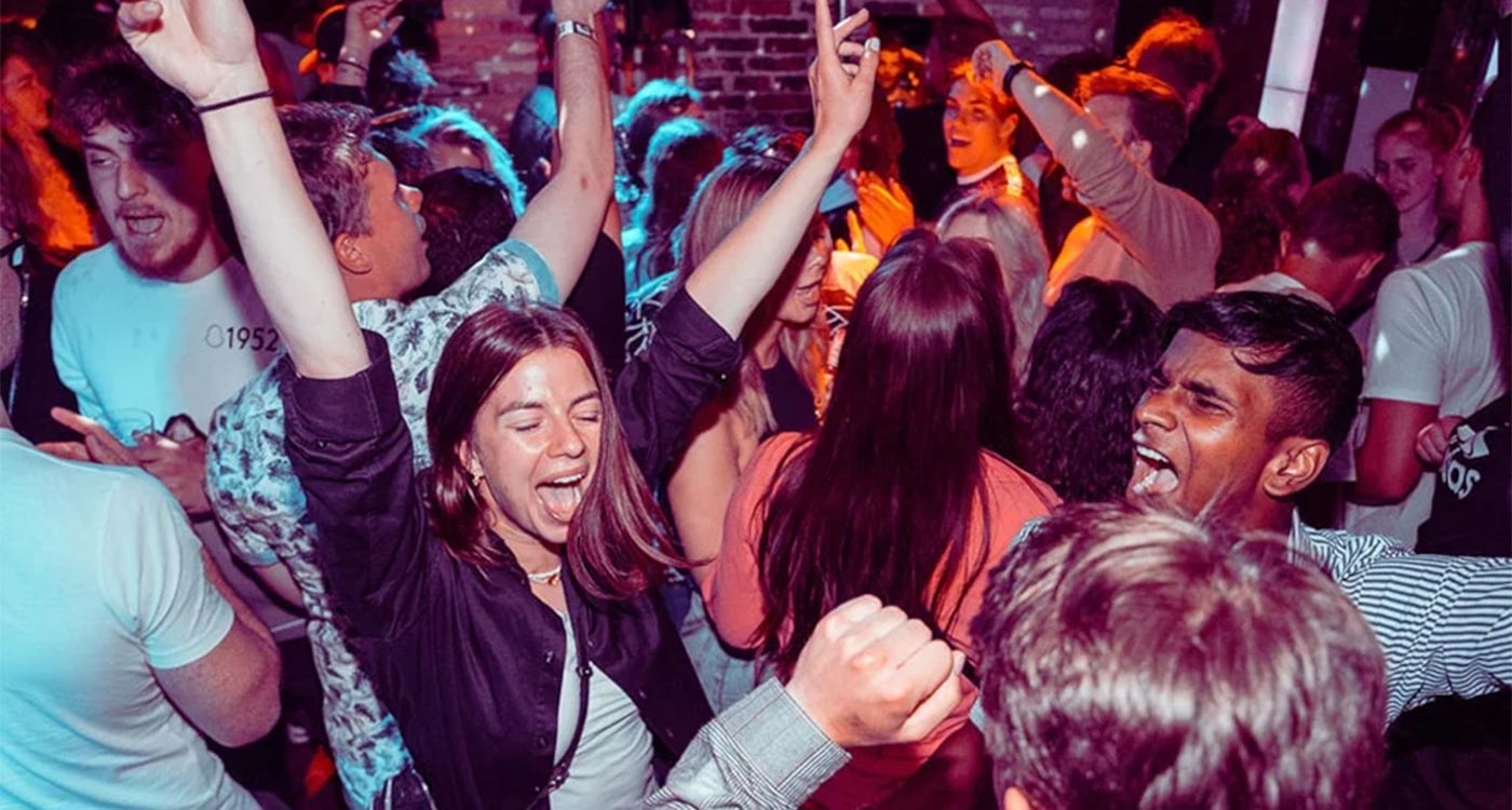 Glade gæster på dansegulvet på Bien og Blomsten