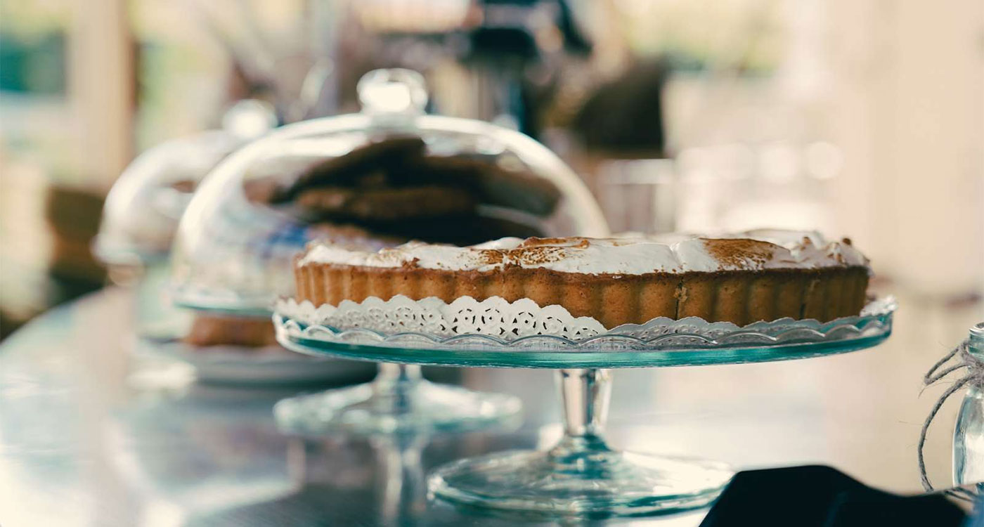 Kuchen auf Glas-Kuchenständern
