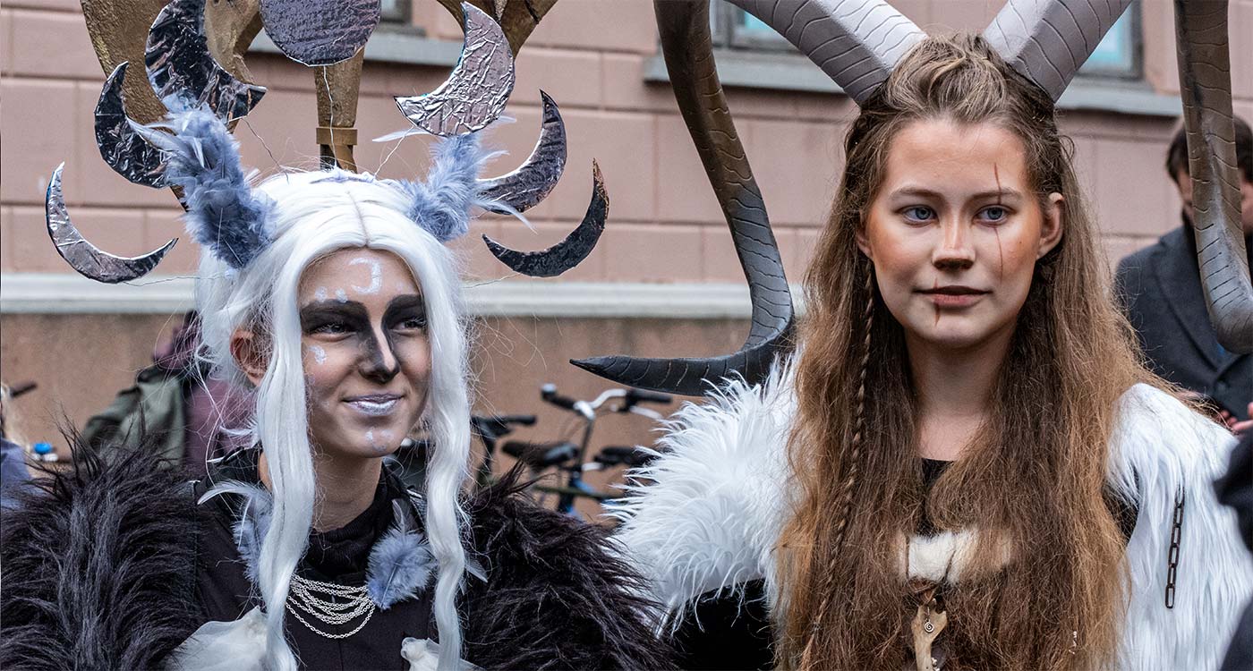 Zwei Mädchen in Kostümen beim Magic Days Fantasy Festival