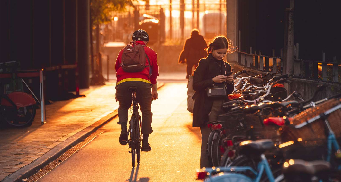 cyklist i modlys efterår