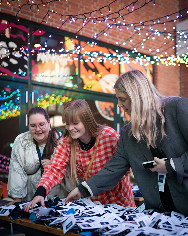 praktikanter ordner navneskilte til event