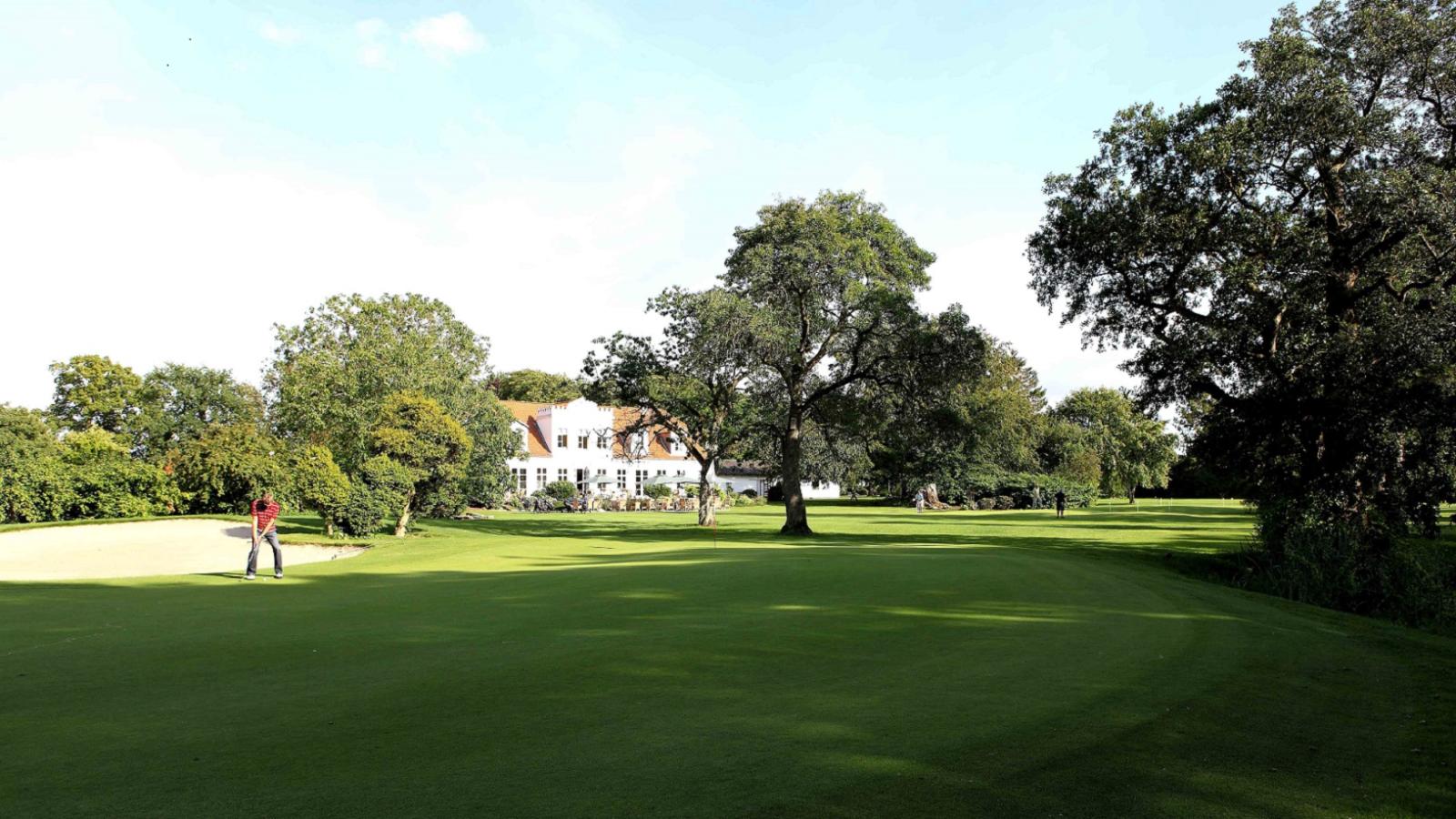 Golfspiller i rød polo - Barløse Golfklub