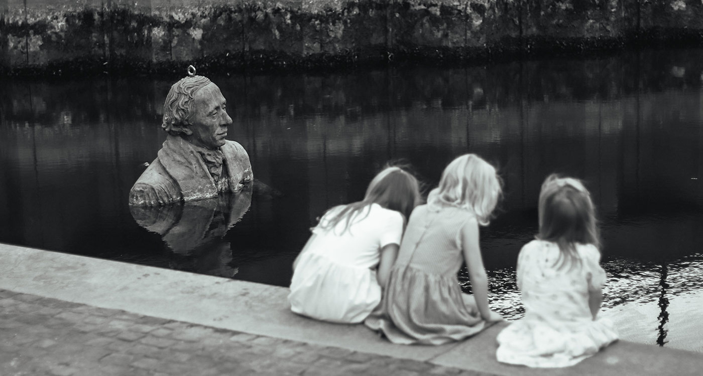 3 boern på havnen kigger på HCA