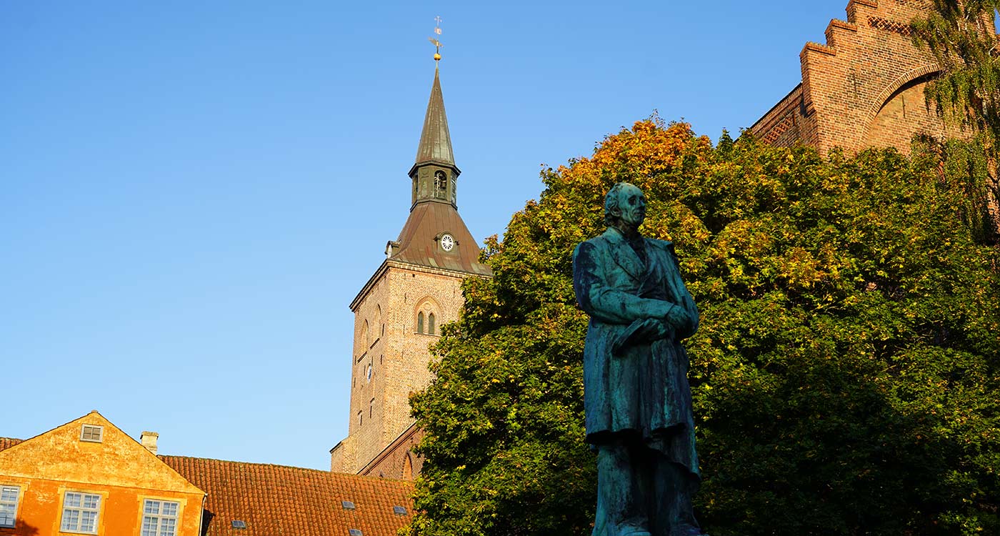Odense Domkirke med H.C. Andersen statue - solopgang