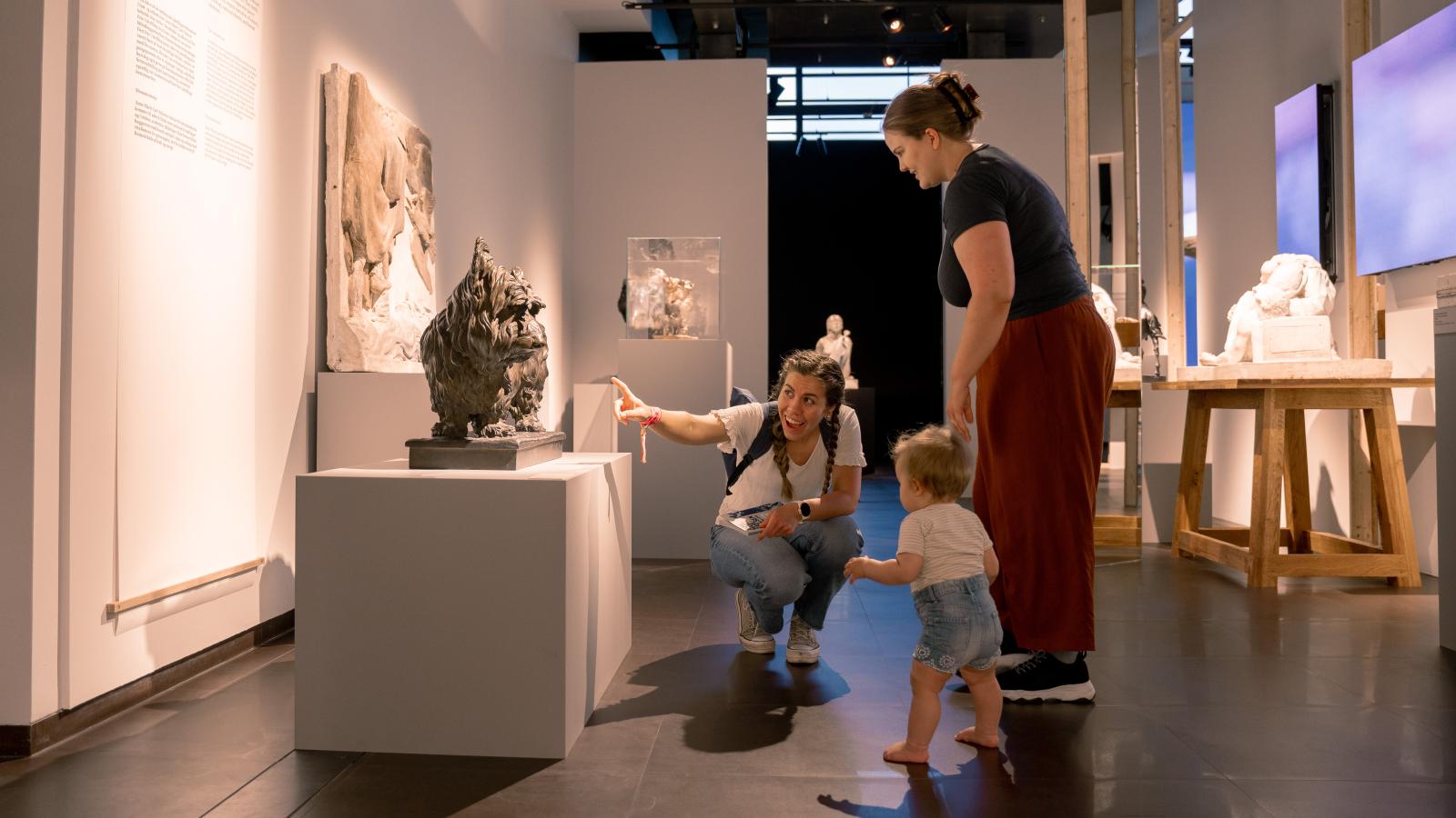 Anne Marie Carl-Nielsen familie ved skulptur