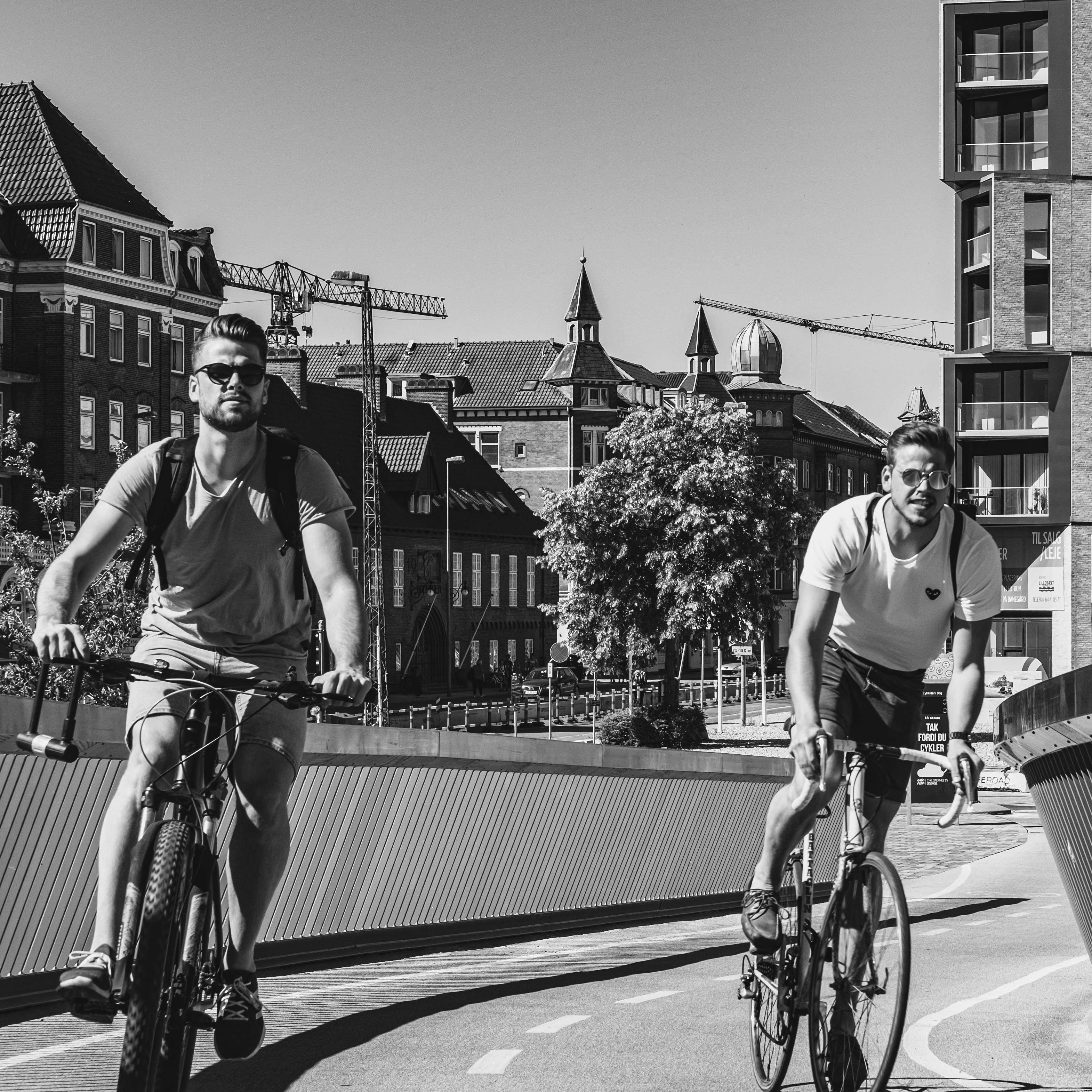 cyklister på Byens Bro sort-hvid