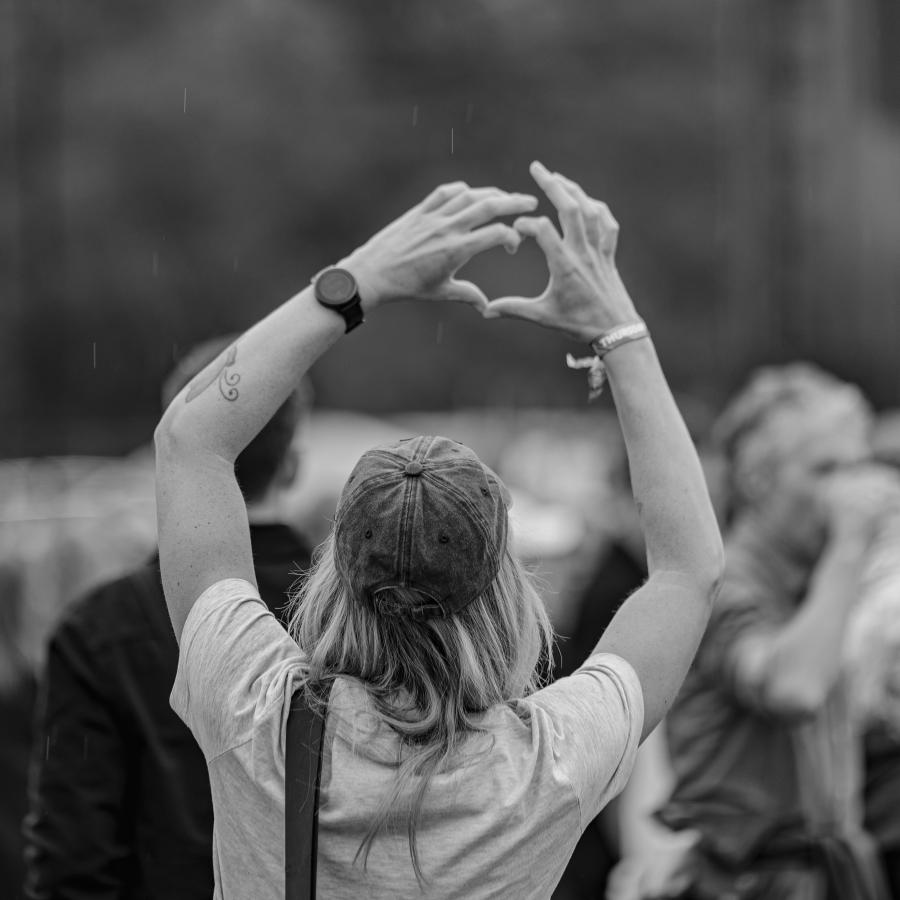 tinderbox hjertehænder sort-hvid