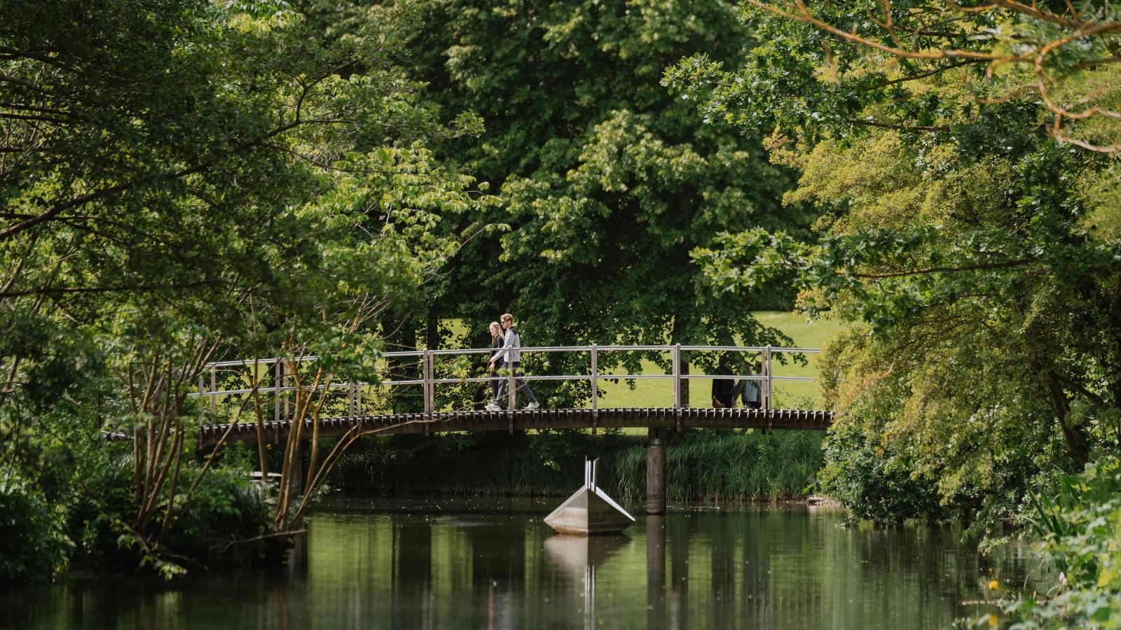 Eventyrhaven med papirbåden og broen