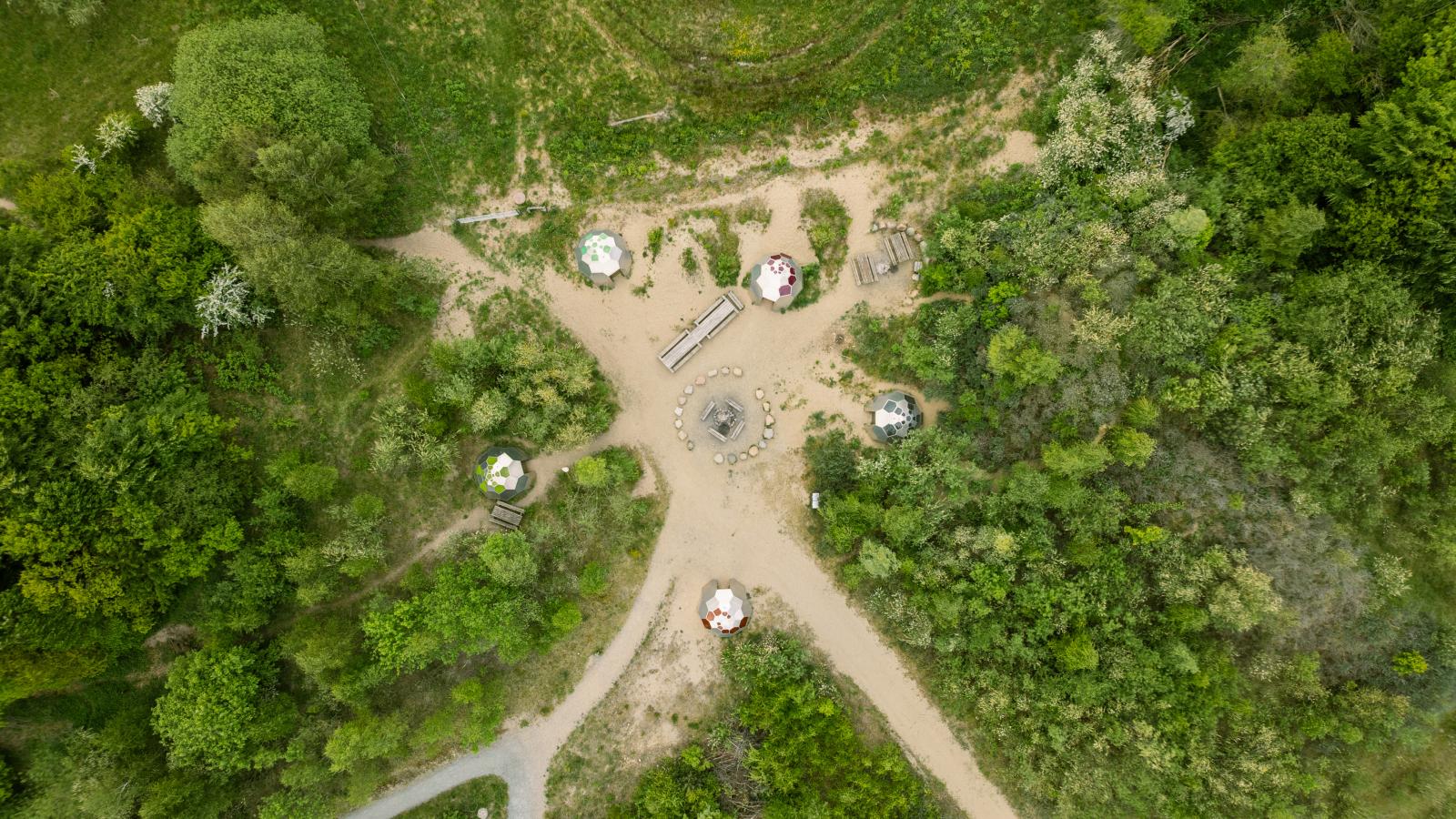 Tarup Davinde kunstshelters lodret over drone