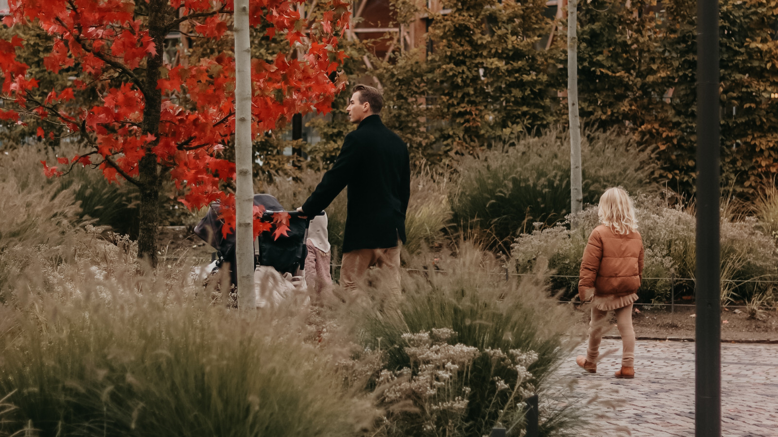 Familie på gåtur efterår