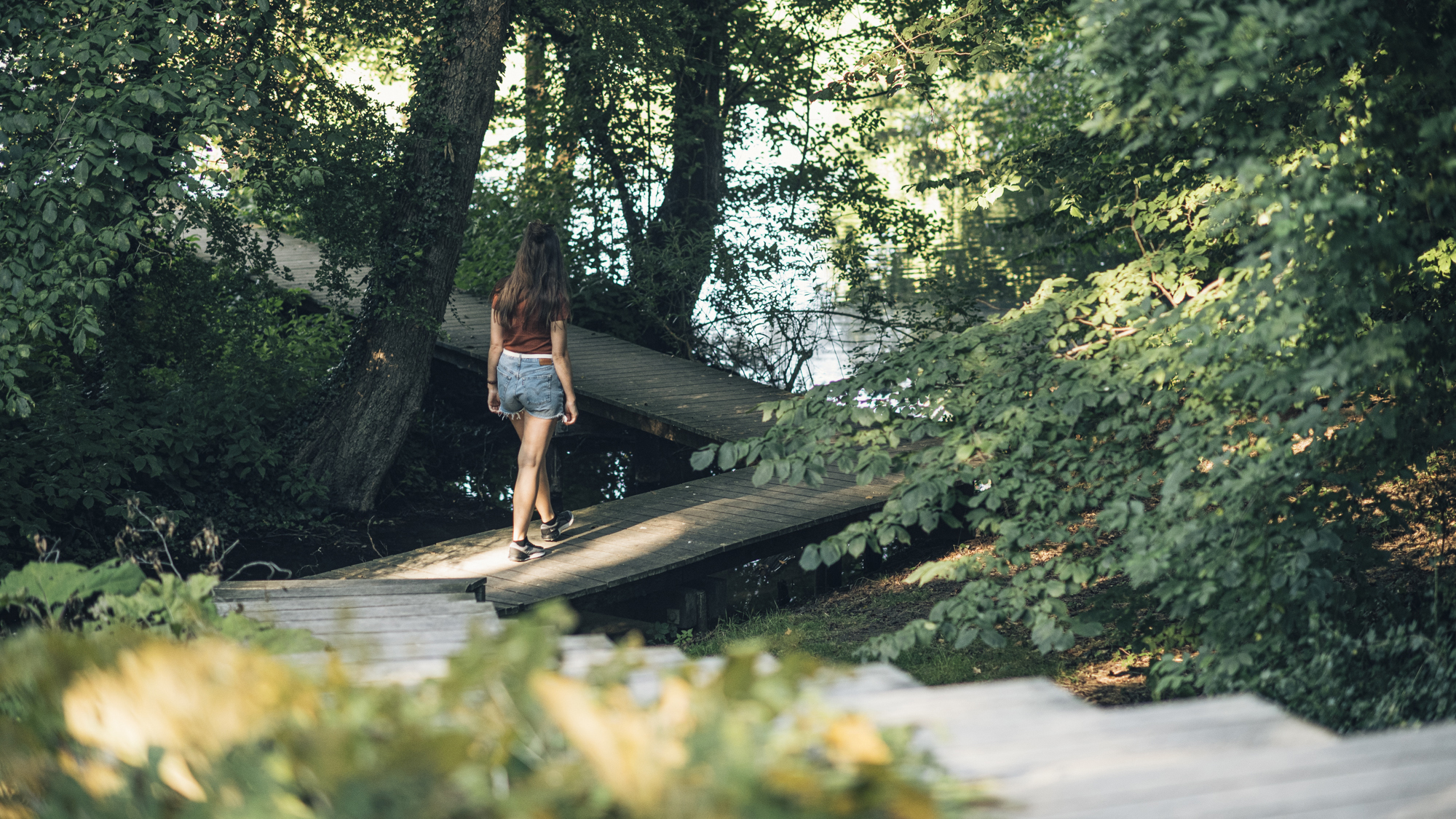 Pige på bro vandretur