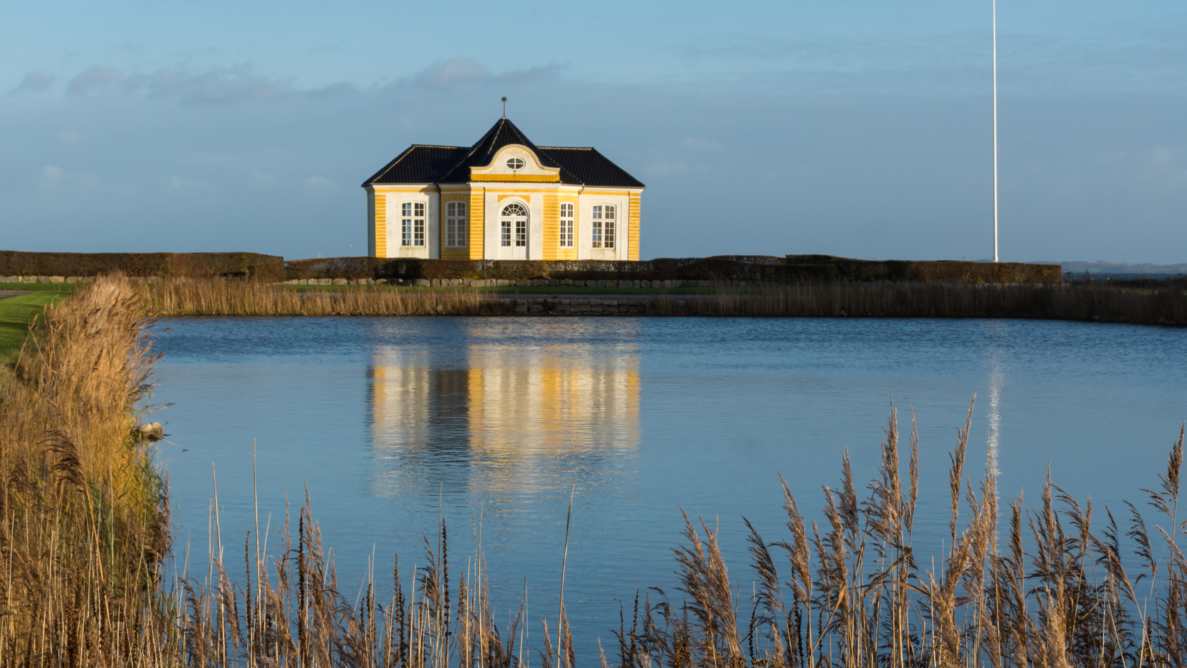 Valdemars slot reflektion i vand