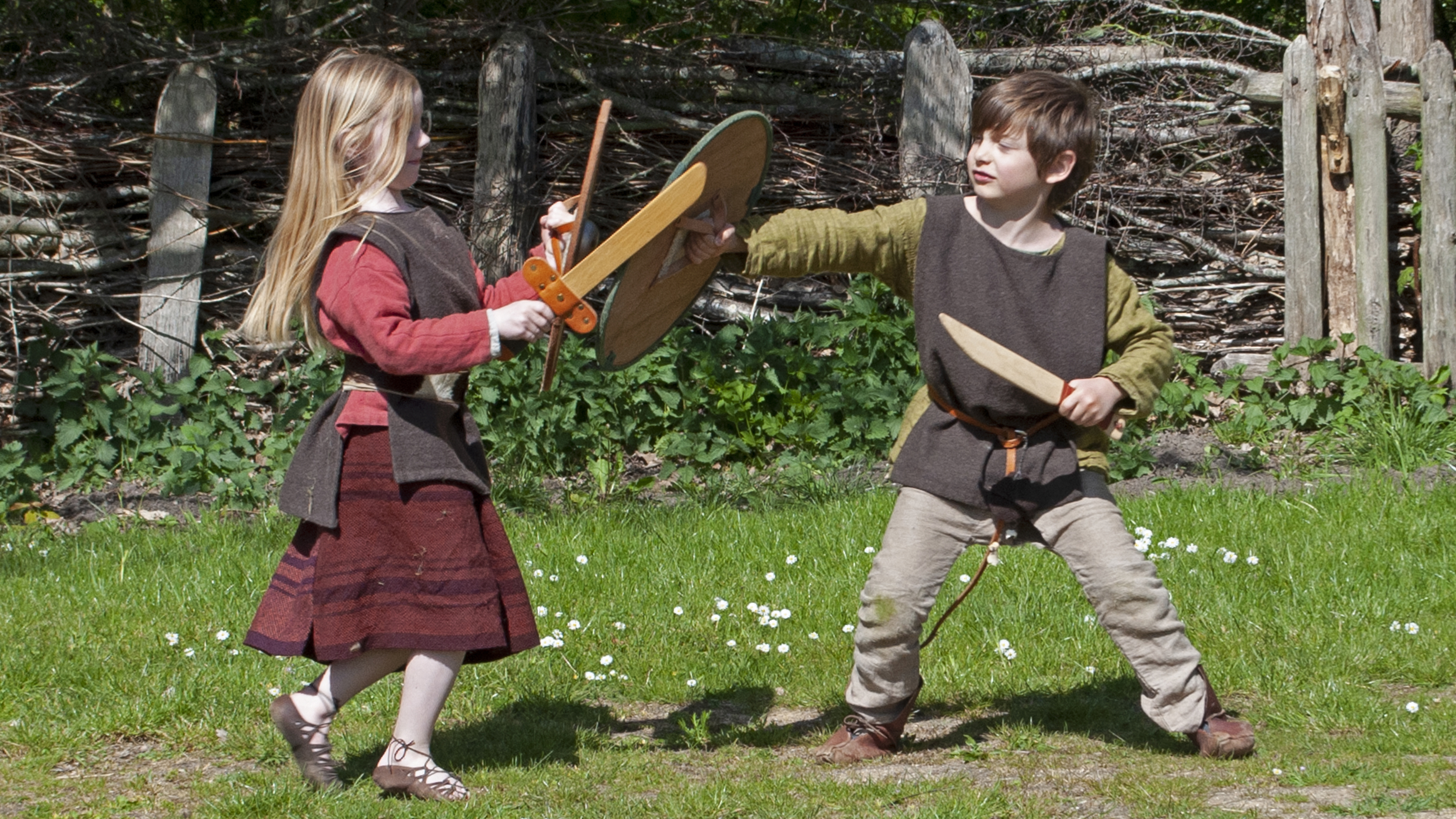 Børn slås med sværd i Odins Odense