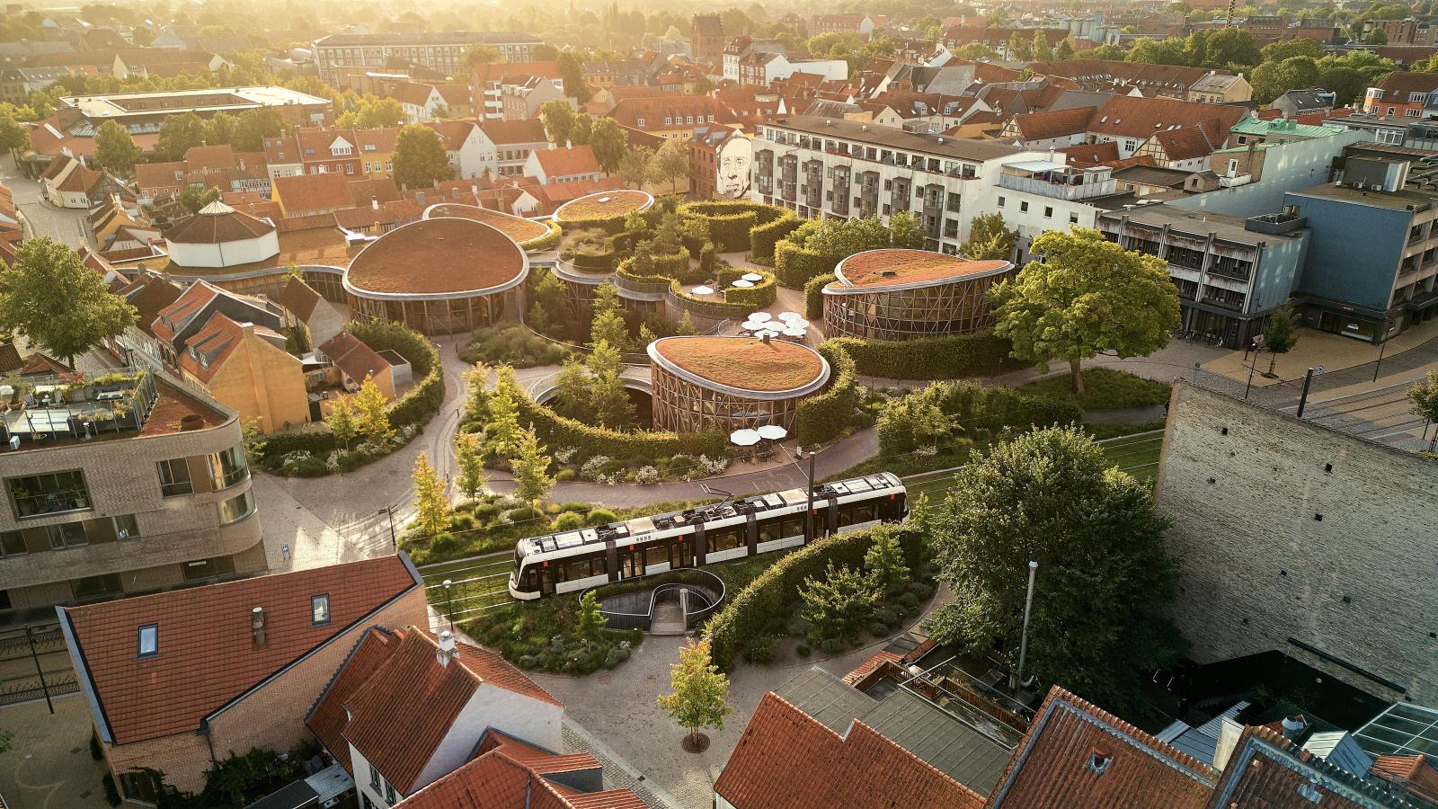 H.C. Andersens Hus med letbane drone