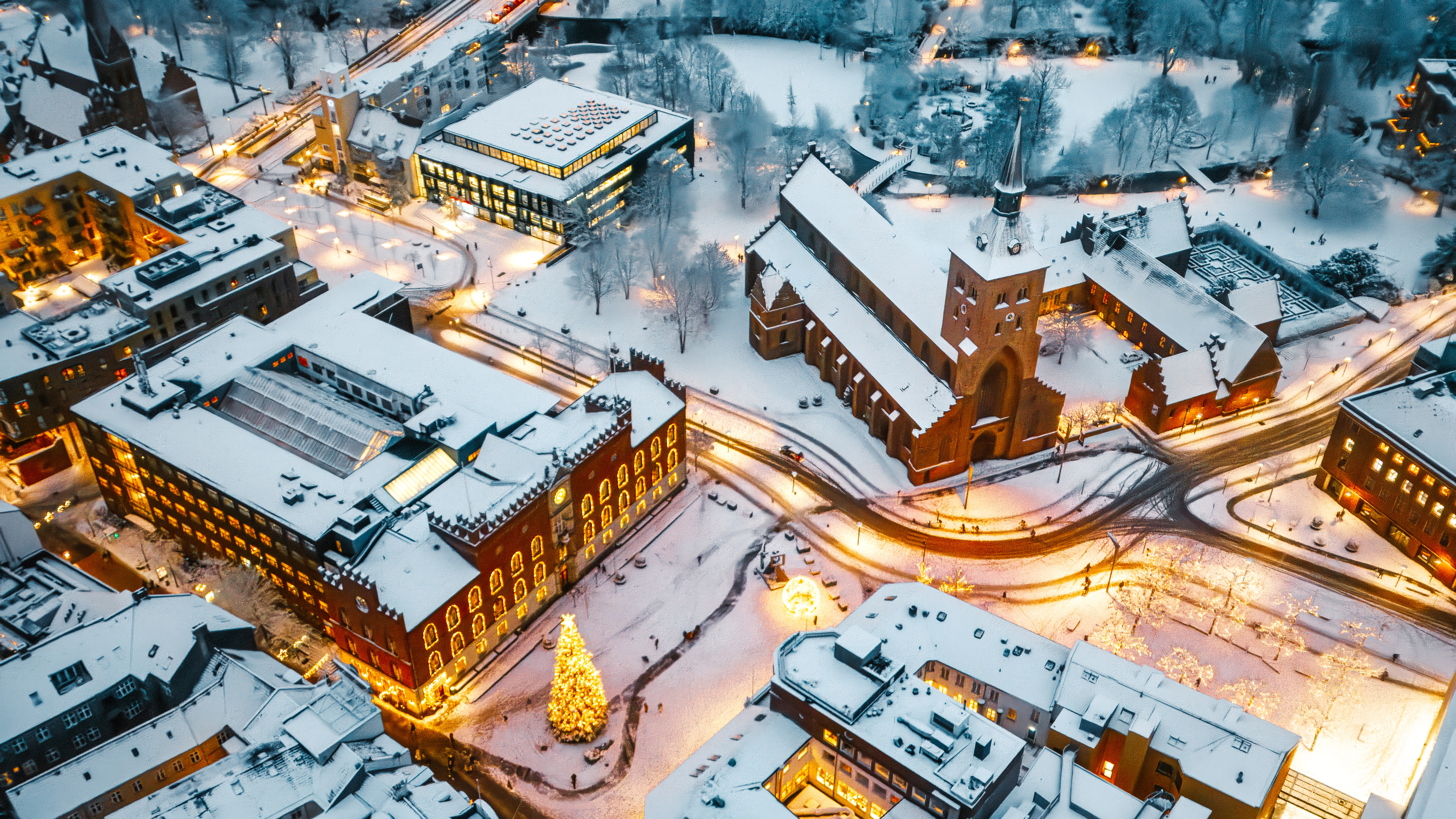 Dronefoto rådhus og domkirke sne og lys