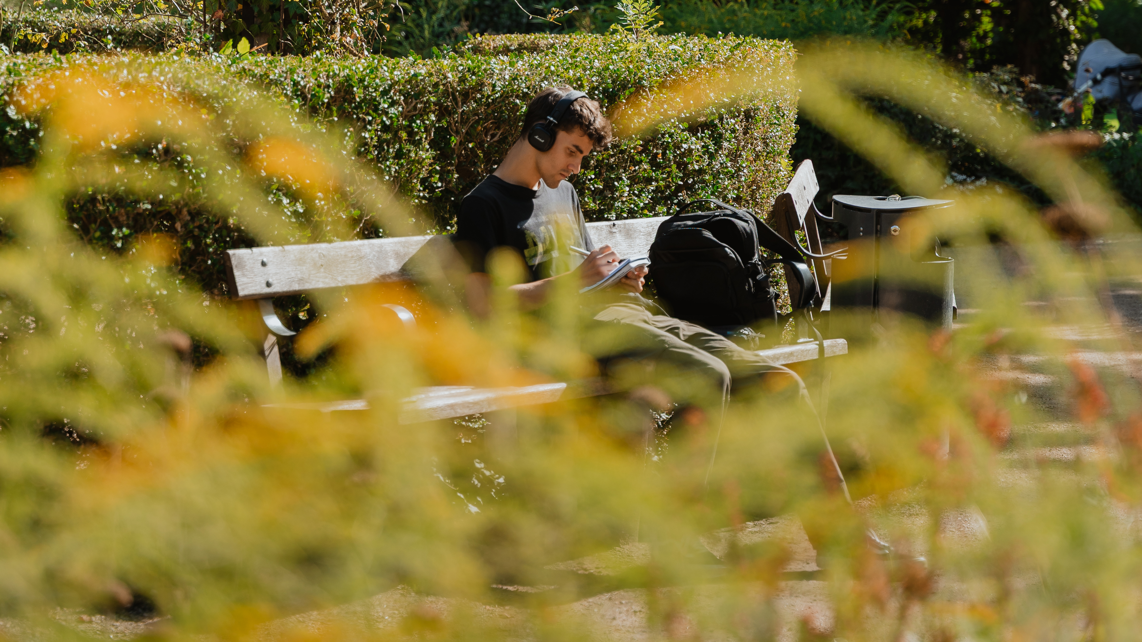 afslapning på bænk efterår 2025