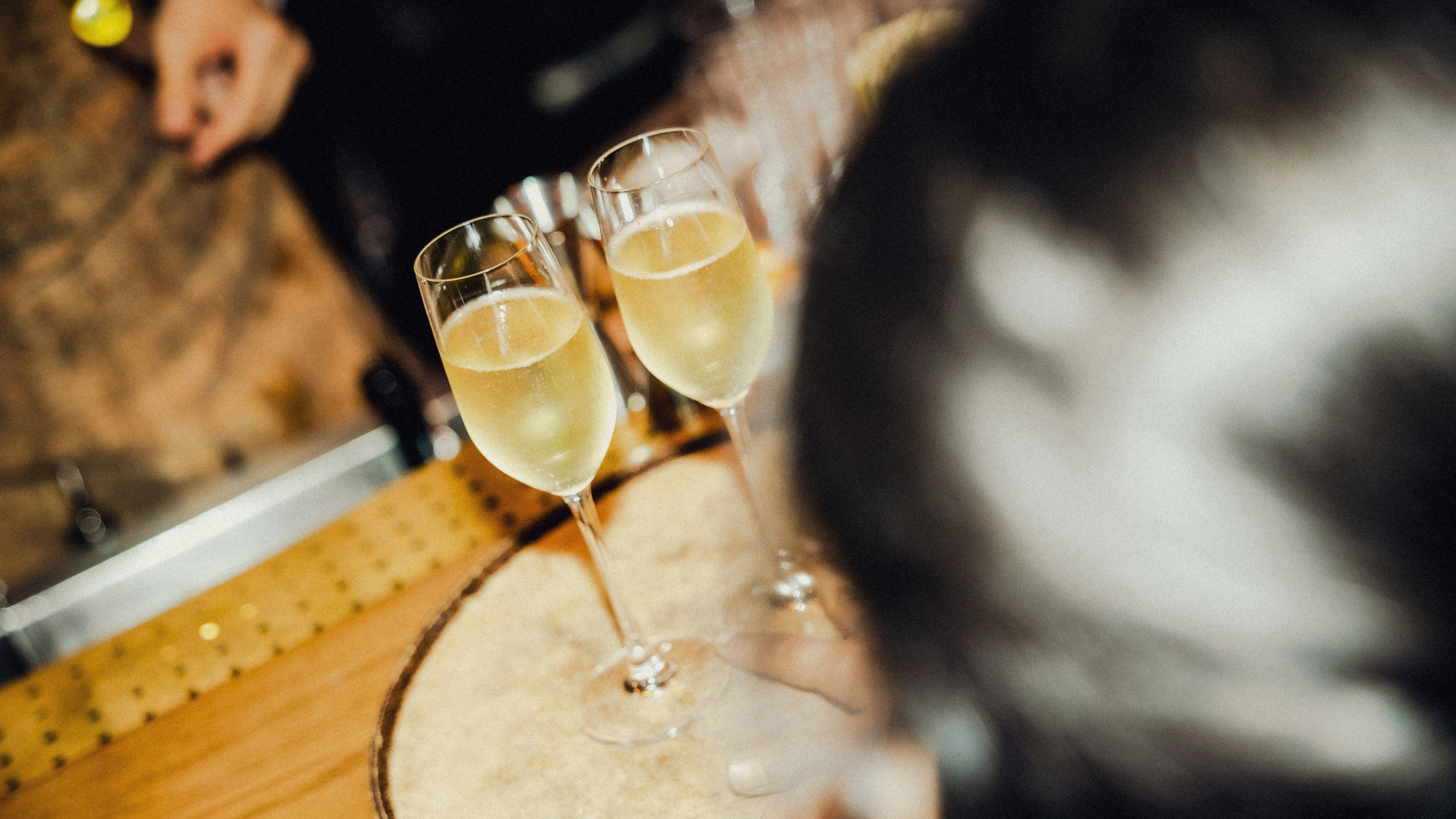 To champagneglas på bord