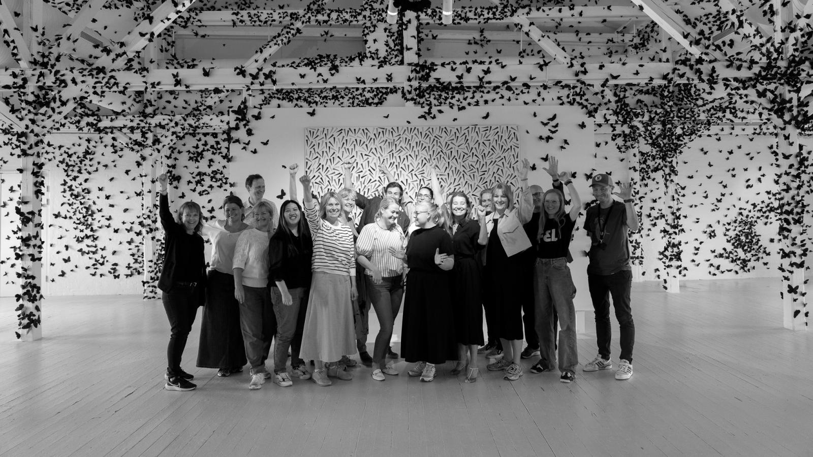 Mødegæster på Brandts i udstillingen S/H