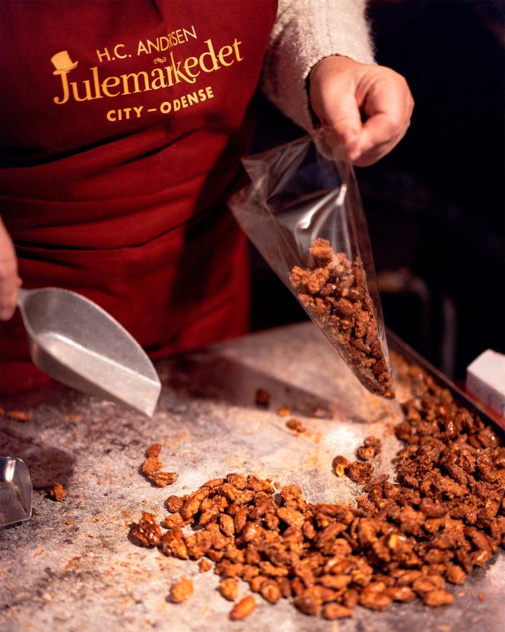 Brændte mandler på julemarkedet