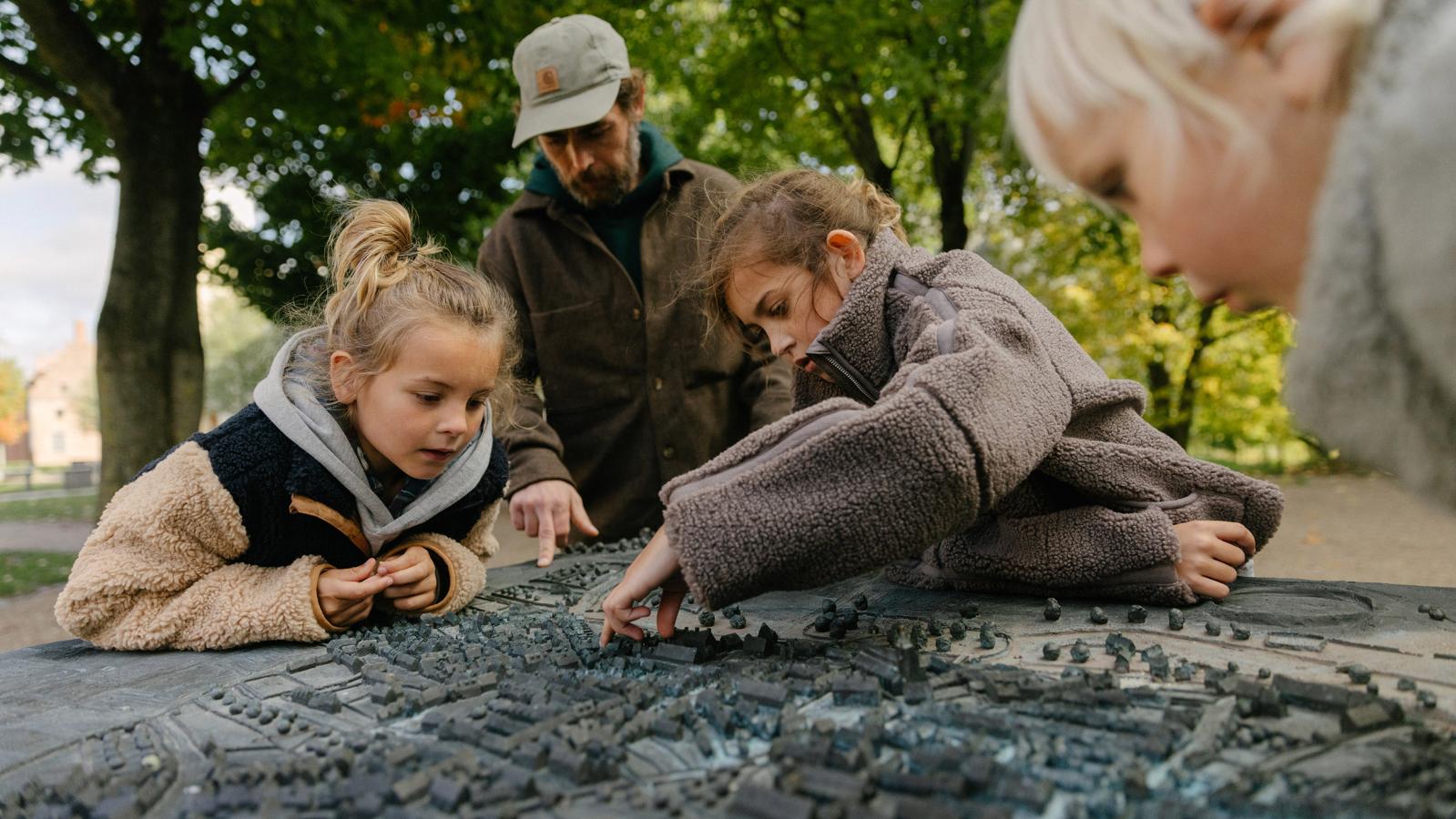 Familie ved byminiaturen
