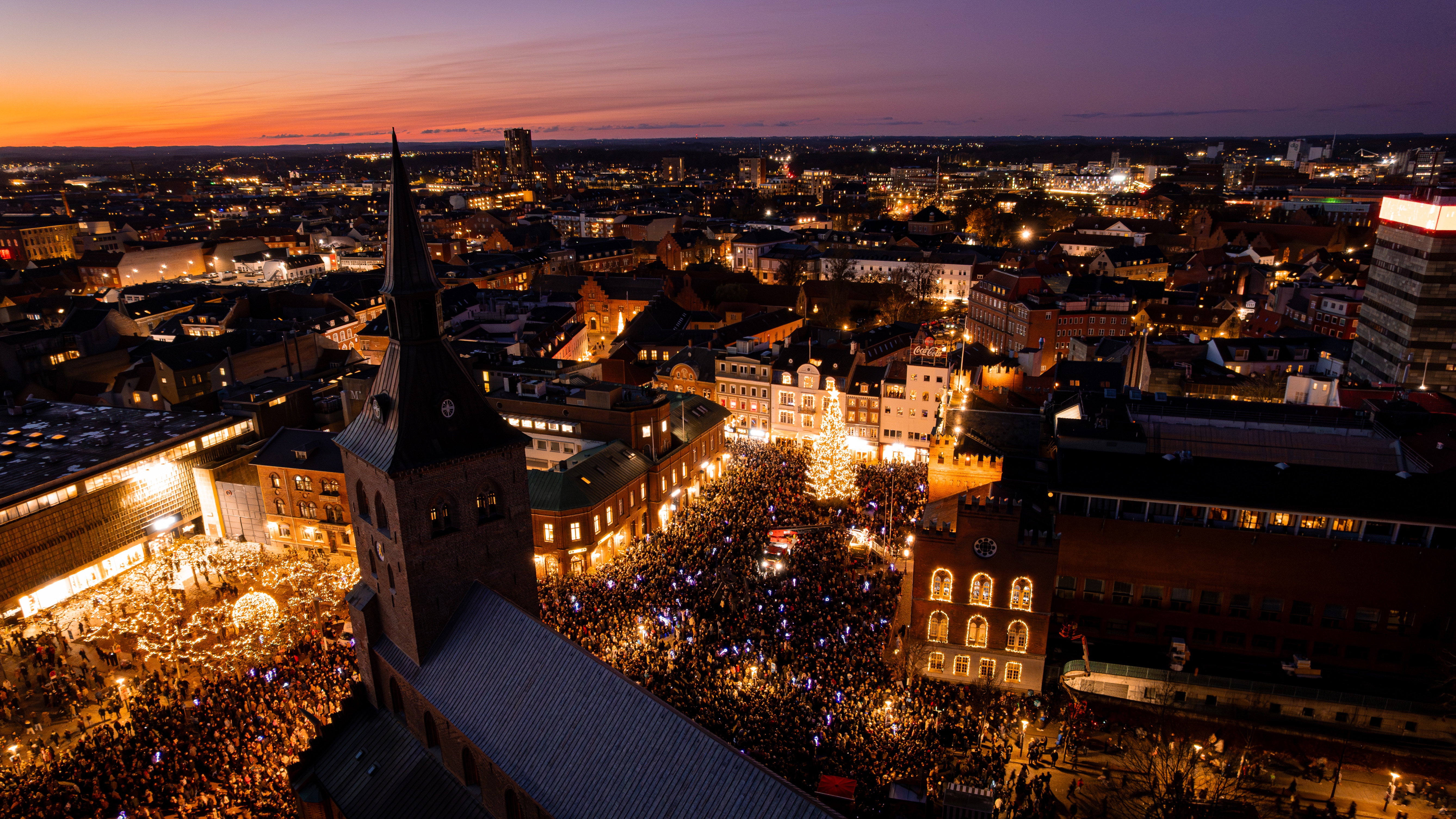 juletræet tændes på Flakhaven med solnedgang