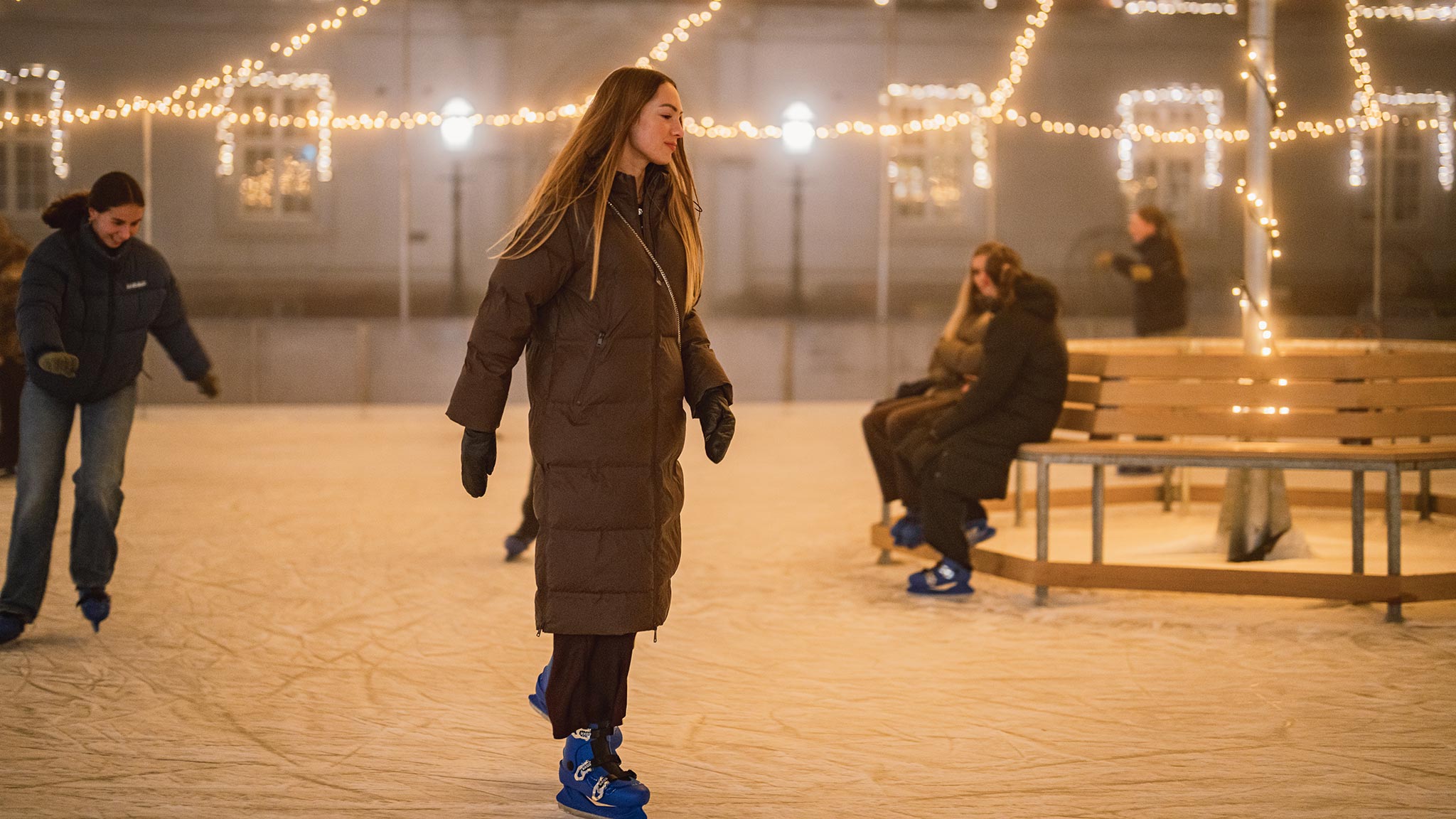 Pige på skøjtebanen på Flakhaven