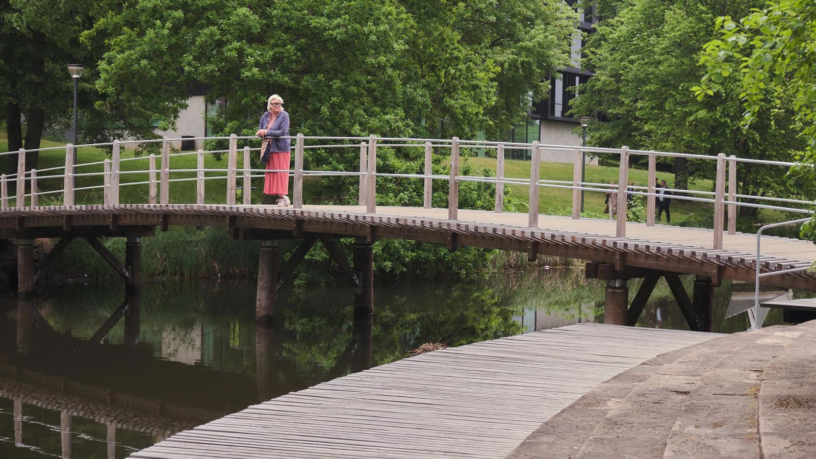 Charlotte Gueniau på bro