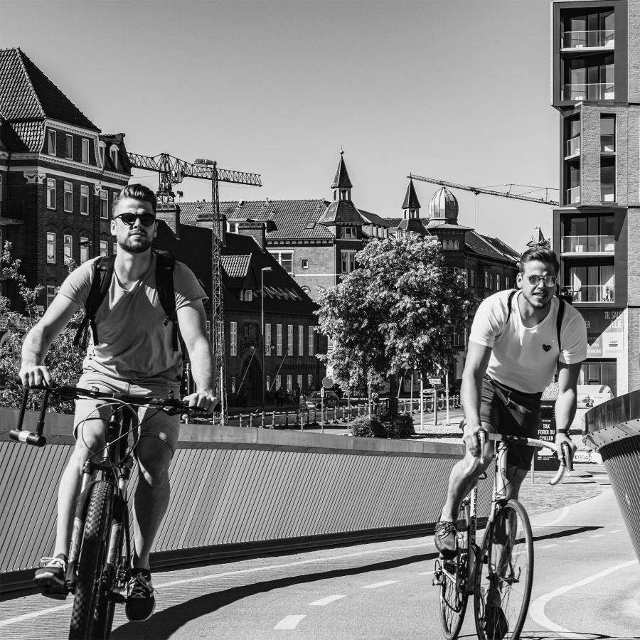 Cyklister på Byens Bro Sort-hvid