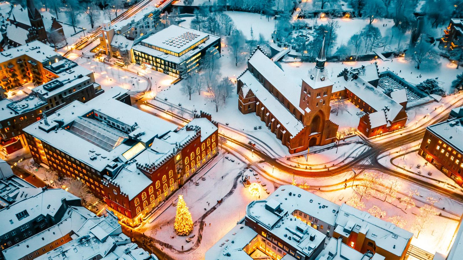 Dronefoto rådhus og domkirke sne og lys