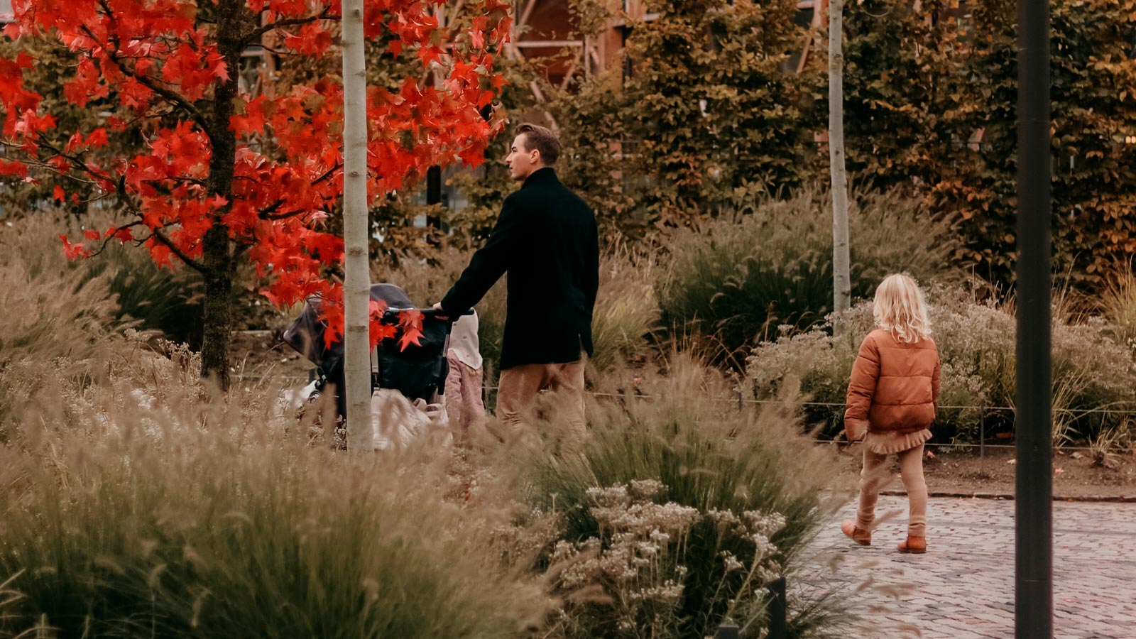 Familie på gåtur efterår