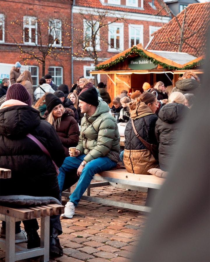 Gæster ved madboderne på julemarkedet