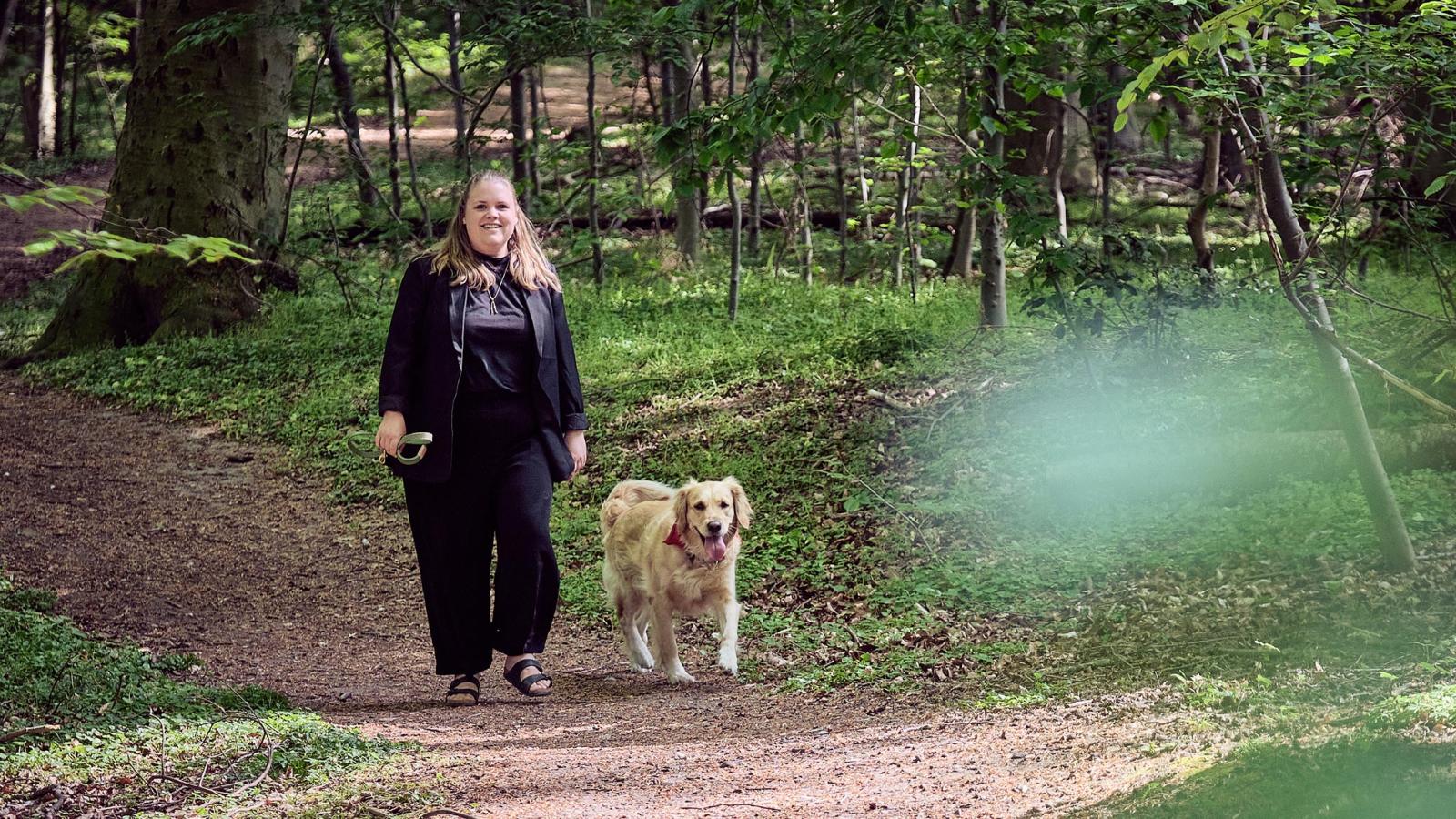 Helene Ottosen med hunden i skoven